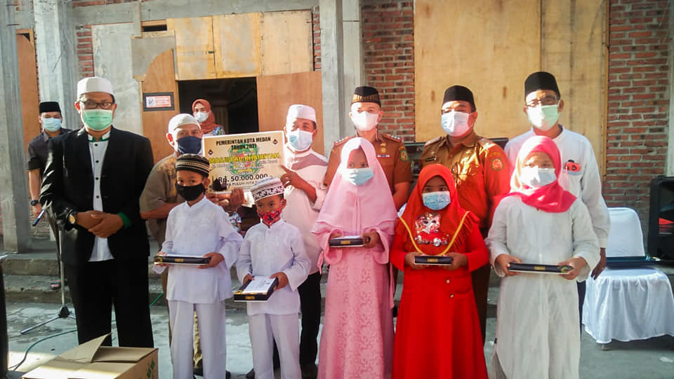 Camat Medan Petisah Mewakili Walikota Medan Menyerahkan Bantuan dan Santunan Anak Yatim dalam Safari Ramadhan Pemko Medan