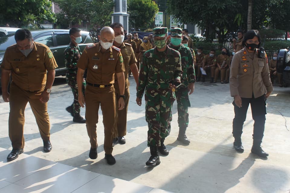 Kunjungan Kerja Dandim 0201/BS Di Posko Pemberlakuan Pembatasan Kegiatan Masyarakat (PPKM) Skala Mikro di Kantor Camat Medan Petisah