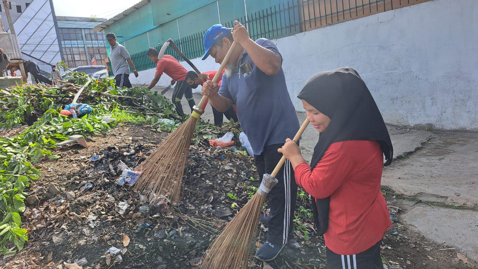 Gotong Royong Di Seputaran Kuburan Muslim Sei Sikambing D