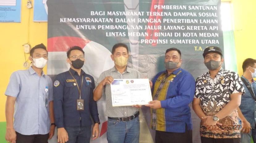 Pembagian Santunan Masyarakat Di Seputaran Pembangunan Jalur Layang Kereta Api Kelurahan Sekip