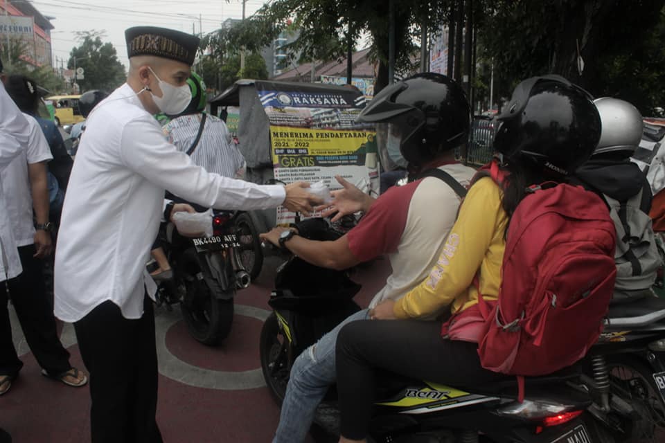 Berbagi Takjil dan Masker Oleh Jajaran Kecamatan Medan Petisah dan TP PKK Kecamatan Medan Petisah